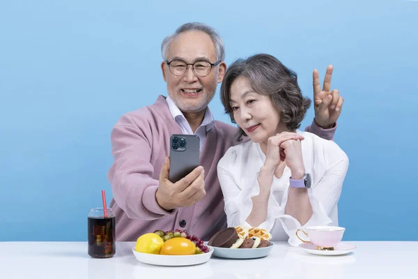 Ativo Jovem Sênior Coreano Asiático Casal Tomando Selfies — Fotografia de Stock