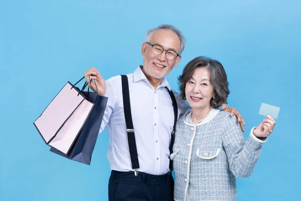 Actif Jeune Coréen Sénior Asiatique Couple Tenant Des Sacs Provisions — Photo