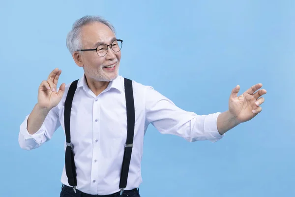 Attivo Giovane Senior Coreano Asiatico Maschio Danza Contro Studio Sfondo — Foto Stock