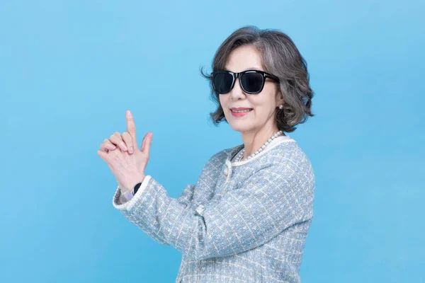 Attivo Giovane Anziano Coreano Asiatico Donna Con Occhiali Sole Rendendo — Foto Stock
