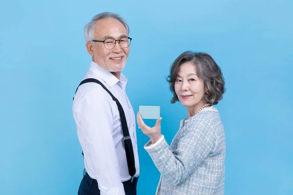 Joven Activo Senior Coreano Asiático Pareja Holding Credit Card —  Fotos de Stock