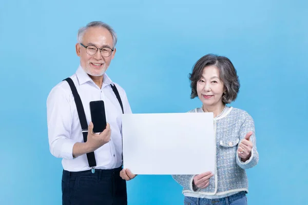Actif Jeune Sénior Coréen Asiatique Couple Tenant Smartphone Copyspace Board — Photo