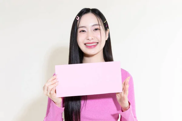 ヴィンテージY2Kピンクレトロのコンセプト写真韓国人可愛い女性がギフト券を持っている — ストック写真