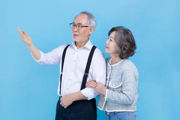 アクティブ ヤングシニア韓国人男性と女性が腕を組んで立ち上がり — ストック写真