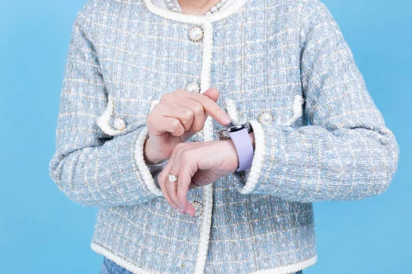 Attivo Giovane Anziano Coreano Asiatico Donna Utilizzando Smart Watch — Foto Stock