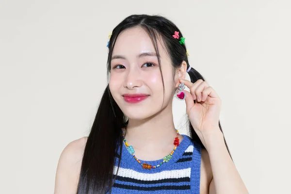韩国亚洲可爱女人在工作室背景下触摸耳环的老式Y2K粉色复古概念照 — 图库照片