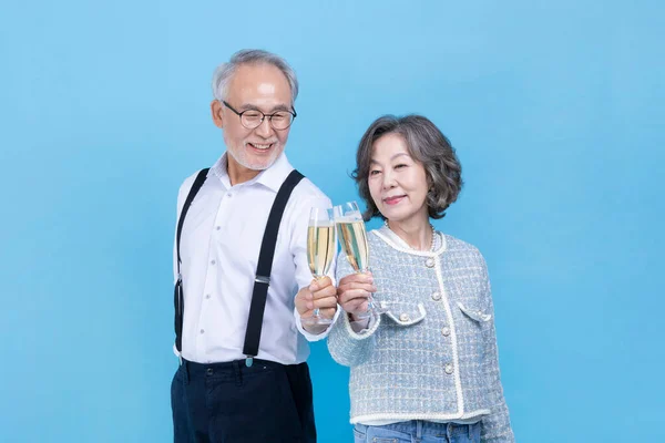 Activo Joven Senior Coreano Asiático Pareja Holding Champán Copas — Foto de Stock