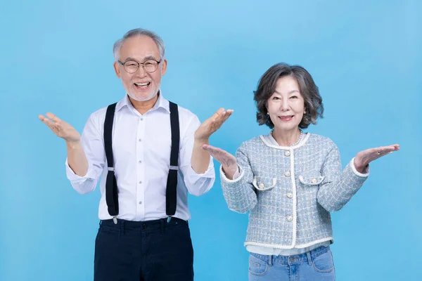 Activa Joven Senior Coreano Asiático Pareja Con Llegar Fuera Movimiento —  Fotos de Stock