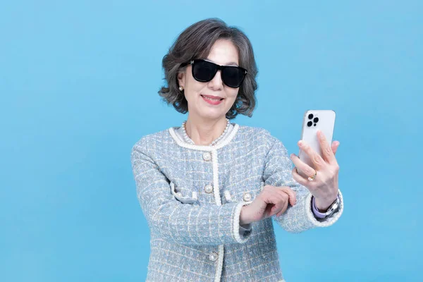 Aktivní Mladý Senior Korejština Asijské Žena Slunečními Brýlemi Pomocí Smartphone — Stock fotografie