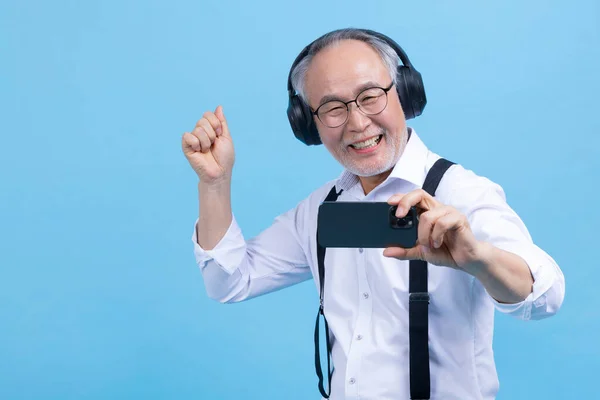Actif Jeune Coréen Senior Asiatique Mâle Écoute Musique Avec Casque — Photo