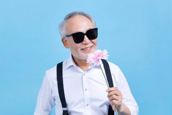 Attivo Giovane Anziano Coreano Asiatico Maschio Holding Fiore Contro Studio — Foto Stock