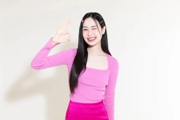 ヴィンテージY2Kピンクレトロなコンセプト写真の韓国人可愛いですアジアの可愛いです女性とともに手の動きに対してスタジオの背景 — ストック写真