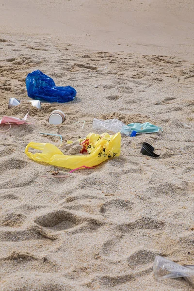 Zbierać Śmieci Wzdłuż Wybrzeża Zbierać Śmieci Plaży — Zdjęcie stockowe