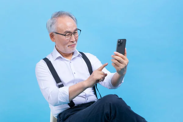 Actif Jeune Coréen Senior Asiatique Mâle Regardant Smartphone Avec Assis — Photo
