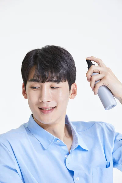 Coreano Asiático Joven Hombre Usando Hairspray —  Fotos de Stock
