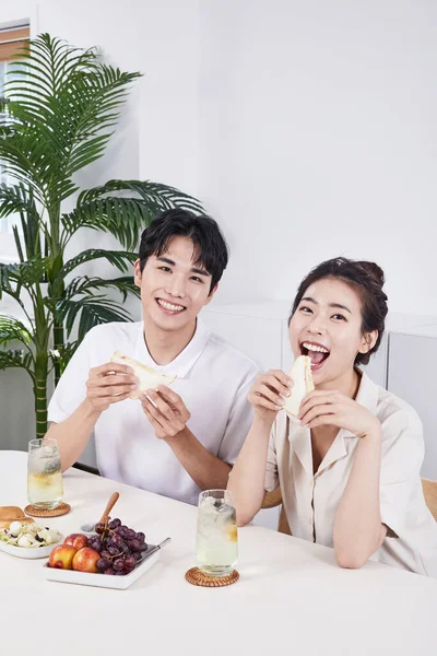 Summer Lifestyle Korean Asian Young Couple Having Sandwich —  Fotos de Stock