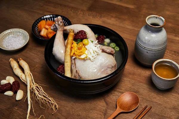 Coreano Comida Tradicional Samgyetang Sopa Frango Com Ginseng Com Álcool — Fotografia de Stock