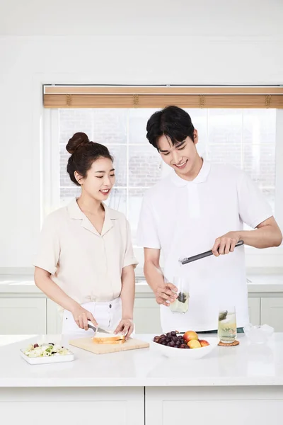 Summer Lifestyle Korean Asian Young Couple Cooking Kitchen — Zdjęcie stockowe