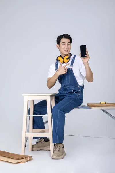 Millennials Gen Korejský Asijský Mladý Muž Tesař Smartphonem — Stock fotografie