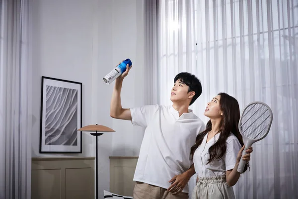 Summer Lifestyle Korean Asian Young Couple Kill Bugs — Stock fotografie
