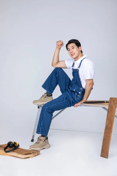 Millennials Gen Coreano Asiático Joven Carpintero Sentado — Foto de Stock
