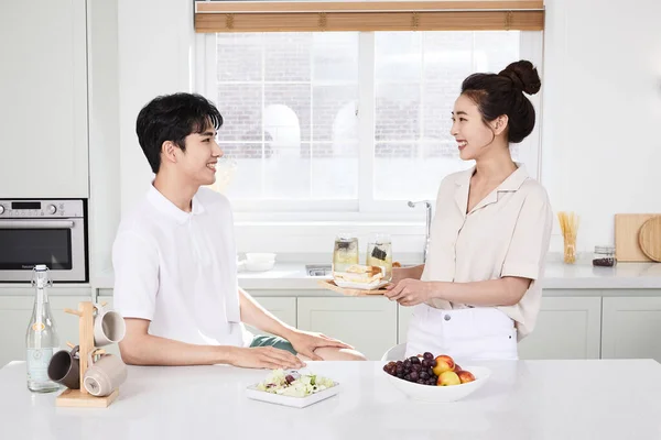 Summer Lifestyle Korean Asian Young Couple Preparing Meal — Stok fotoğraf