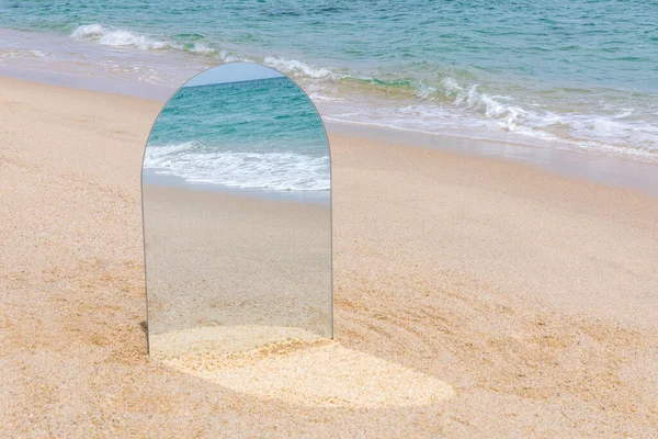 鏡に映る美しいビーチや海 — ストック写真