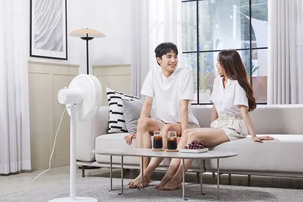 Summer Lifestyle Korean Asian Young Couple Enjoying Fan Breeze — Stok fotoğraf