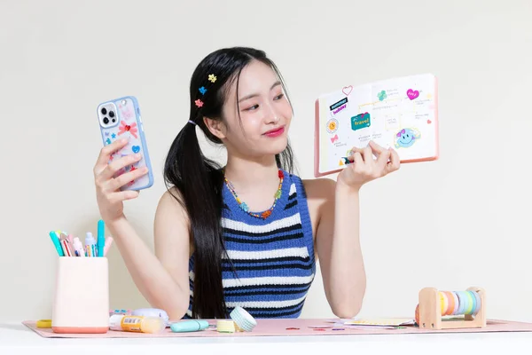 老旧的Y2K复古概念照片的韩国亚洲可爱的女人用智能手机自拍日记装饰 — 图库照片