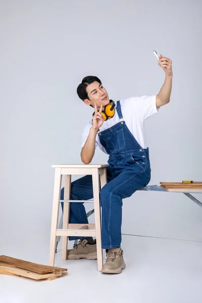Millennials Gen Korejský Asijský Mladý Muž Tesař Sedí Brát Selfie — Stock fotografie