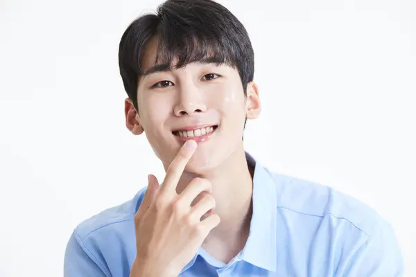 Coreano Asiático Joven Tocando Labios Sonriendo —  Fotos de Stock