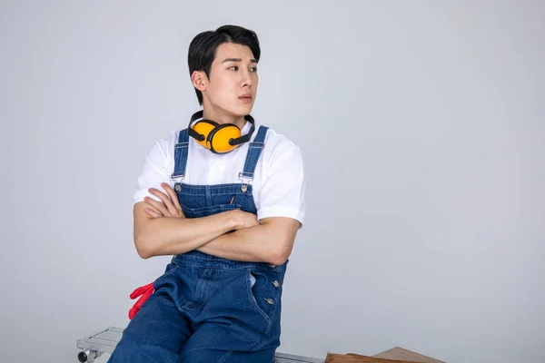 Millennials Gen Coreano Asiático Jovem Carpinteiro Pensamento Com Braços Cruzados — Fotografia de Stock