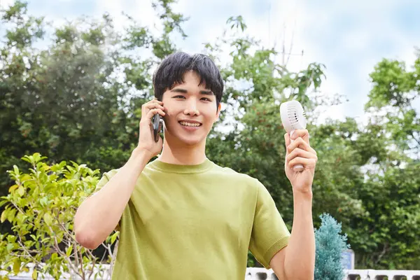Summer Lifestyle Korean Asian Young Man Talking Electric Fan — 图库照片