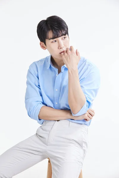 Korejský Asijské Mladý Muž Hladí Jeho Bradu — Stock fotografie