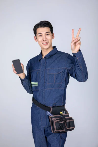 Millennials Gen Coreano Asiático Jovem Site Staff Com Smartphone Com — Fotografia de Stock