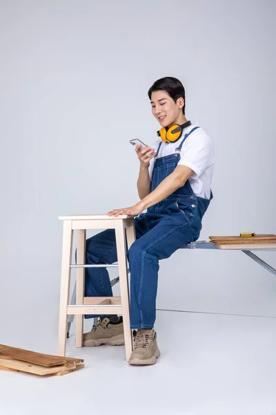 Millennials Gen Coreano Asiático Jovem Carpinteiro Com Smartphone — Fotografia de Stock