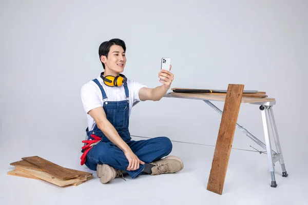 Millennials Gen Coreano Asiático Joven Carpintero Tomando Selfie — Foto de Stock