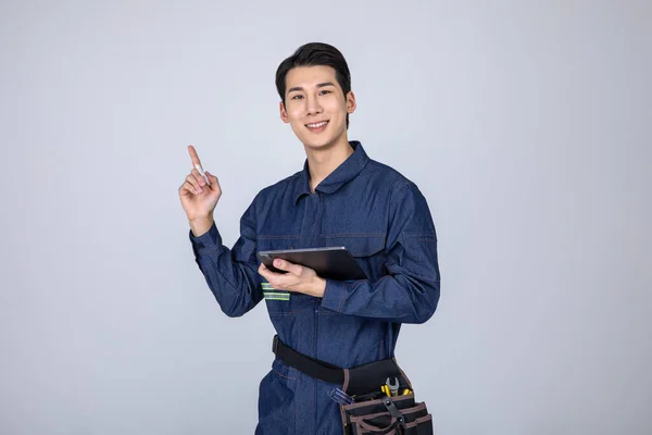Millennials Gen Coreano Asiático Jovem Site Staff Com Tablet — Fotografia de Stock