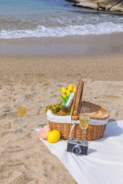 ピクニックセットはビーチで — ストック写真