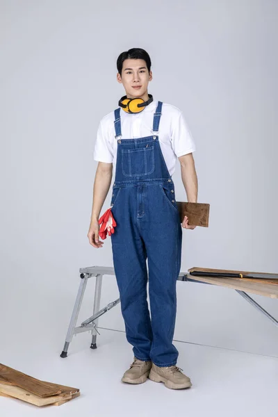 Millennials Gen Koreaanse Aziatische Jongeman Timmerman Met Een Bord — Stockfoto