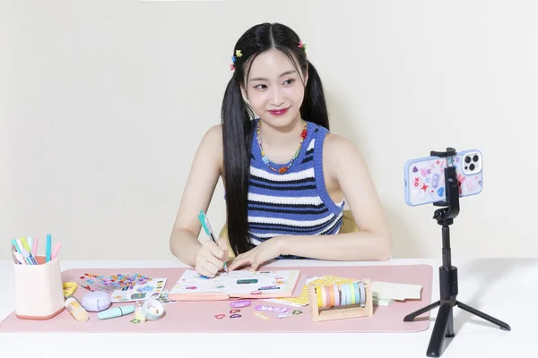 韩国亚洲可爱女人拍摄日记本装饰的复古Y2K概念照 — 图库照片