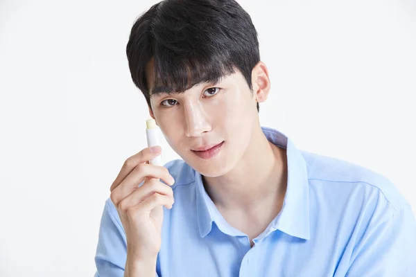 Coreano Asiático Joven Hombre Aplicando Labio Bálsamo — Foto de Stock