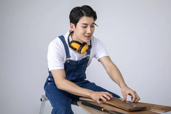 Millennials Gen Coreano Asiático Joven Carpintero Sentado Trabajando — Foto de Stock