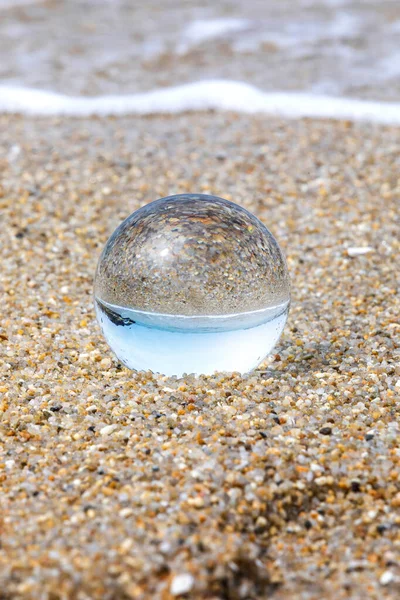 漂亮的海滩和玻璃球 — 图库照片