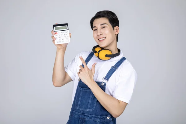 Millennials Gen Coreano Asiático Jovem Carpinteiro Segurando Uma Calculadora — Fotografia de Stock