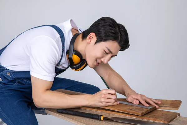 Millennials Gen Coreano Asiático Jovem Carpinteiro Sentado Trabalhando — Fotografia de Stock