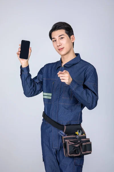 Millennials Gen Coreano Asiático Jovem Site Staff Com Smartphone Apontando — Fotografia de Stock