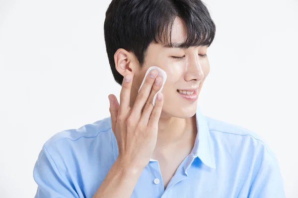 韩国亚洲年轻人应用护肤产品 — 图库照片