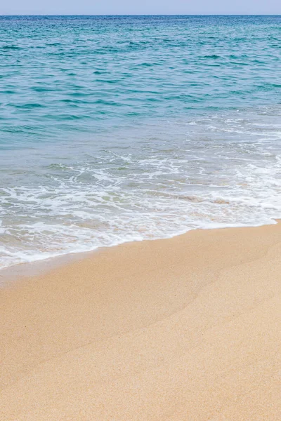 美しいビーチと波 — ストック写真