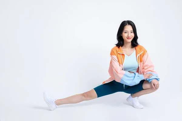 韩国亚洲美女穿着夹克伸展身体的健康美感照片 — 图库照片